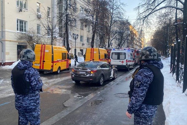 Сотрудники Росгвардии обеспечили безопасность граждан при возгорании жилого дома в центре Москвы 