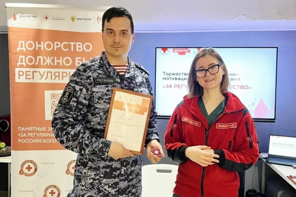 В Москве почетный донор из  вневедомственной охраны Росгвардии получил награду от Красного Креста