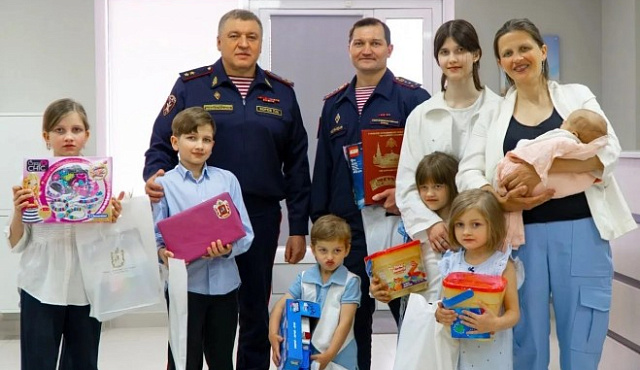 Начальник столичного главка Росгвардии Пётр Зоров встретился с семьей сотрудника вневедомственной охраны, воспитывающей 8 детей
