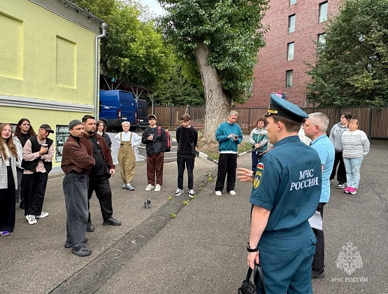Безопасность начинается с подготовки: в Московском театре кукол провели тренировку по пожарной эвакуации