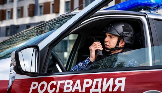 В центре Москвы росгвардейцы задержали гражданина, устроившего дебош в кафе