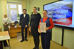 Полиция и офицеры поздравили школьников с Днем Конституции   